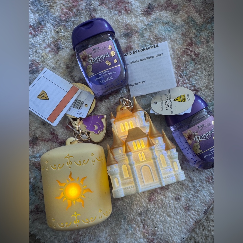 Disney Rapunzel and Castle Bath & body pocket bac Set bag charm key chain